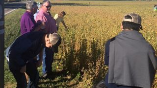 Bret Davis avec une délégation chinoise sur son exploitation en 2017©Davis/American Soy Association Bret Davis avec une délégation chinoise sur son exploitation en 2017©Davis/American Soy Association
